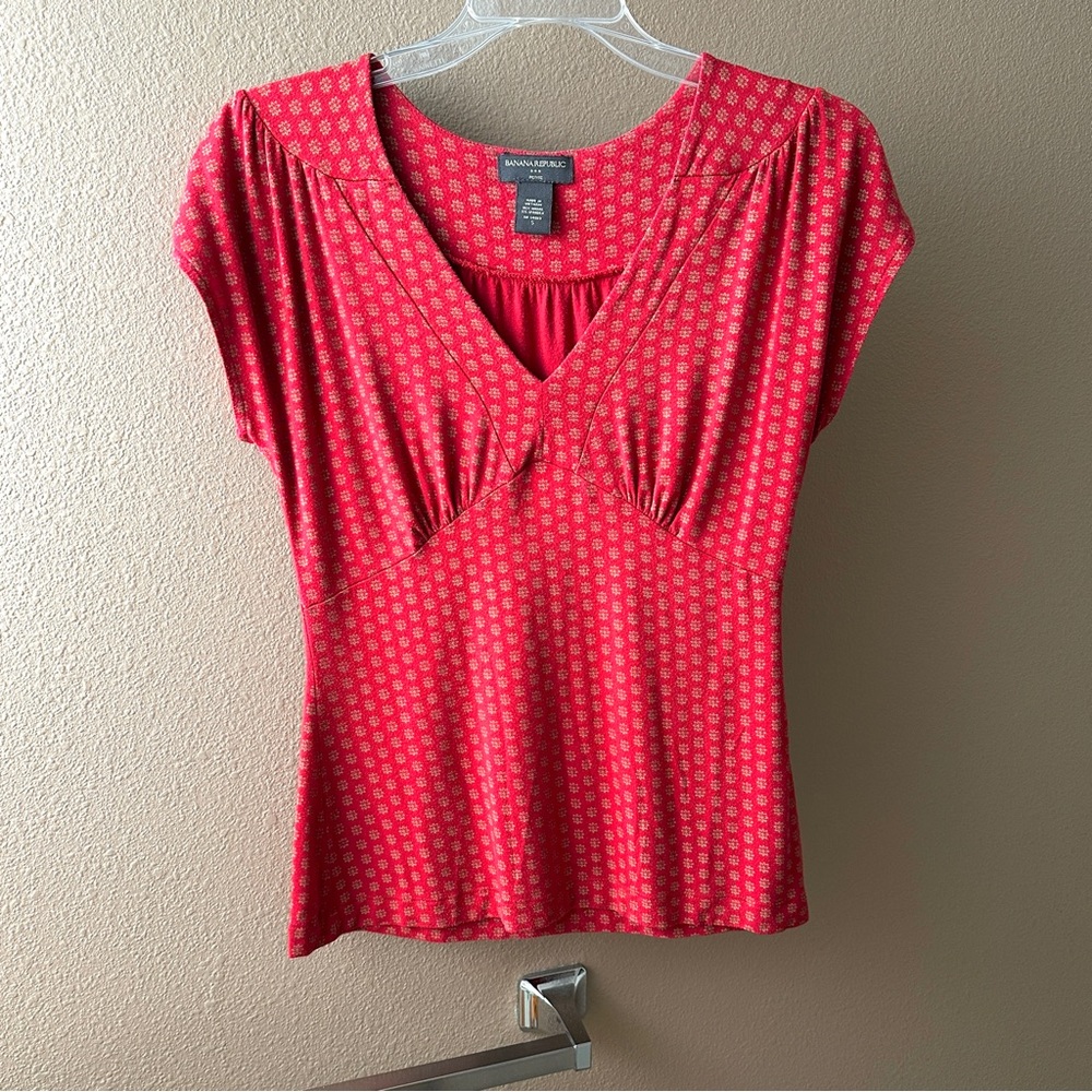 💥5/$15 FINAL PRICE DROP Banana Republic Red Pattern V-Neck Top